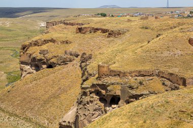 Antik Ani kentinin yanında insan yapımı mağaraları bulunan Tsaghkotsadzor (Alaca cay) vadisi