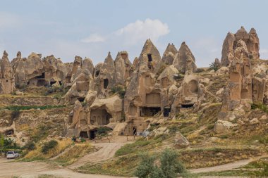 Kapadokya 'nın Goreme ilçesi yakınlarındaki eski mağara evleri