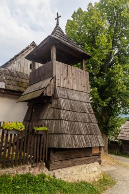 Slovakya 'nın Nizke Tatry dağlarındaki Vlkolinec köyündeki ahşap çan kulesi