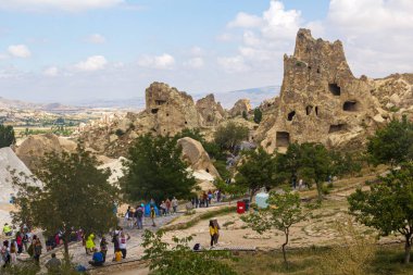 GOREME, TURKEY - 19 Temmuz 2019: Kapadokya, Türkiye 'de Goreme açık hava müzesini ziyaret edin