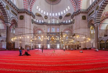 İSTANBUL, TURKEY - 22 Temmuz 2019: İstanbul, Türkiye 'deki Süleyman Camii' nin İçi