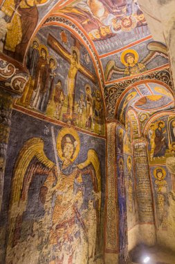 GOREME, TURKEY - 19 Temmuz 2019: Karanlık Kilisedeki Freskler (Karanlik Kilise) Kapadokya, Türkiye 'de Goreme' de hava müzesi açıldı