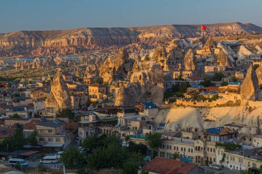 Türkiye 'nin Kapadokya kentindeki Goreme köyündeki kaya oluşumlarının hava görüntüsü