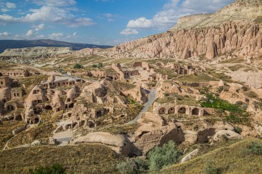 Kapadokya 'daki Cavusin mağara köyü manzarası