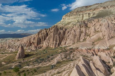Türkiye 'nin Kapadokya kentindeki Gül Vadisi' nin Kaya oluşumları (Peri Bacaları)
