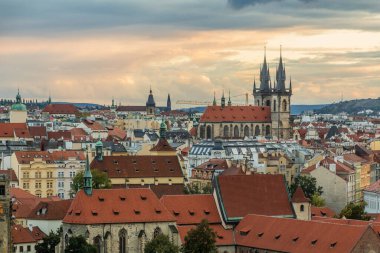 Çek Cumhuriyeti 'nin Tyn şehrinden önce Prag' ın Skyline 'ı ve Meryem Kilisesi.