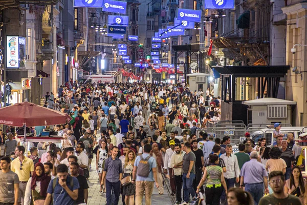 Istanbul Türkei Juli 2019 Abendlicher Blick Auf Menschenmengen Der Istiklal — Stockfoto