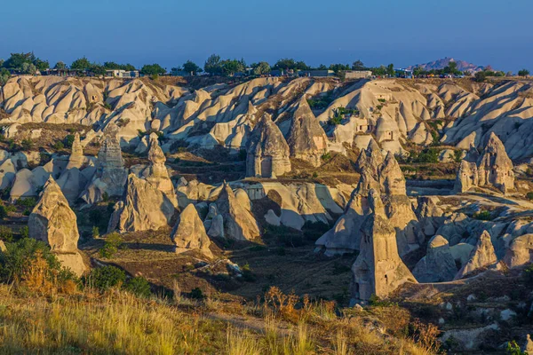 カッパドキア トルコでの妖精の煙突岩の形成の朝のビュー — ストック写真