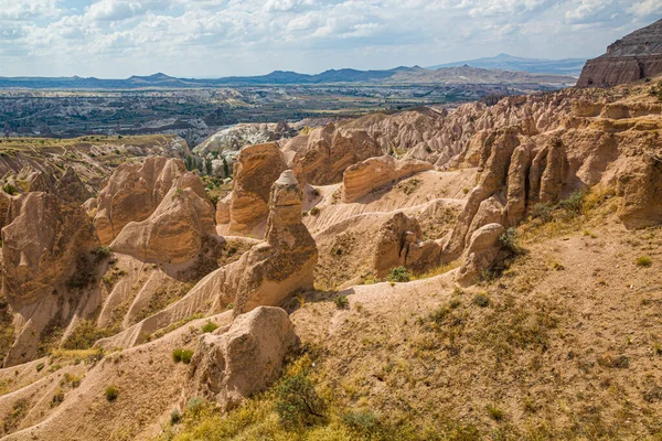 Kilátás Kőzetképződmények Tündérkémények Vörös Völgy Cappadocia Törökország — Stock Fotó