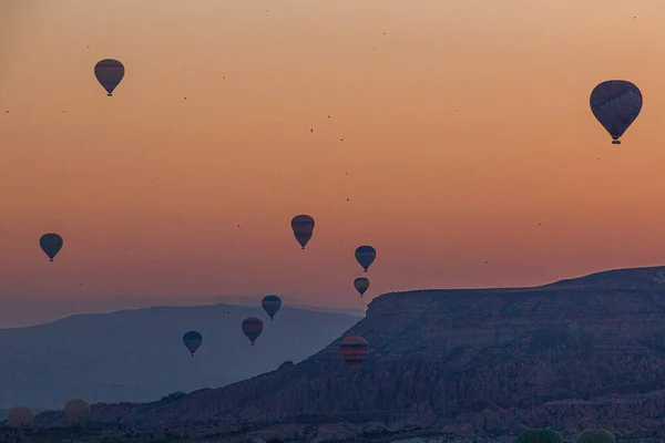 Vue Tôt Matin Des Montgolfières Dessus Village Goreme Cappadoce Turquie — Photo