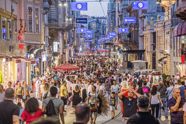 Istanbul Turquía Julio 2019 Vista Nocturna Multitudes Avenida Istiklal Estambul — Foto de Stock