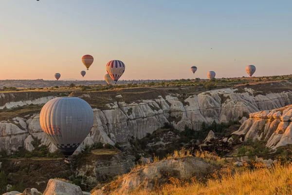 GOREME, TURKEY - 20 Temmuz 2019: Kapadokya, Türkiye üzerinde sıcak hava balonları