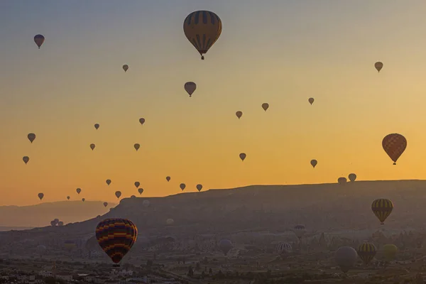 Montgolfières Dessus Ville Goreme Cappadoce Turquie — Photo