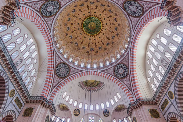 İSTANBUL, TURKEY - 22 Temmuz 2019: İstanbul, Türkiye 'deki Süleyman Camii' nin İçi