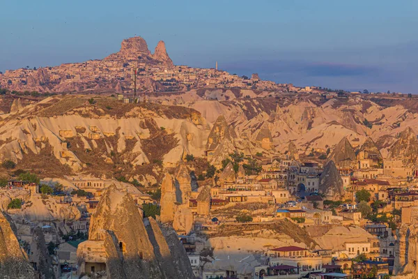 Vista Del Castillo Roca Uchisar Sobre Aldea Goreme Capadocia Turquía —  Fotos de Stock