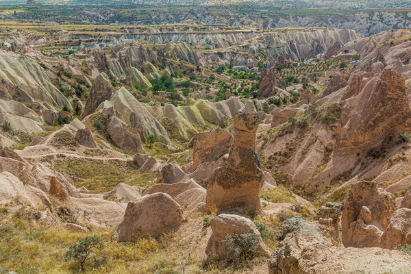 Utsikt Över Klippformationer Fairy Skorstenar Den Röda Dalen Kappadokien Turkiet — Stockfoto