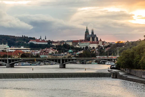 Çek Cumhuriyeti Kalesi Ile Prag Skyline — Stok fotoğraf