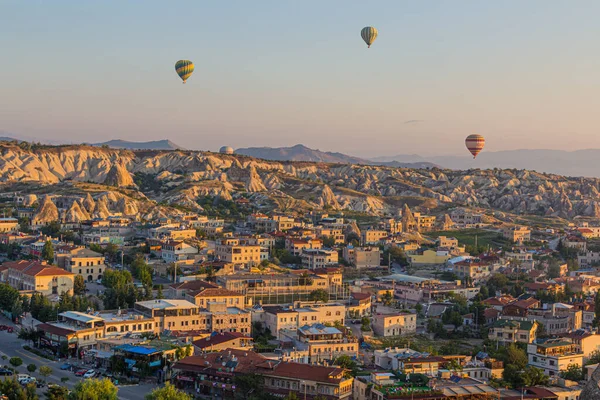 Goreme Turkey Lipiec 2019 Balony Ogrzane Powietrze Nad Wioską Goreme — Zdjęcie stockowe