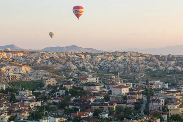 Goreme Turkey Lipiec 2019 Balony Ogrzane Powietrze Nad Wioską Goreme — Zdjęcie stockowe