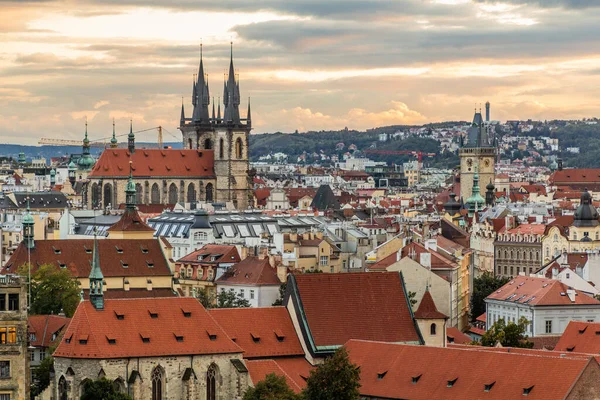 Skyline Prague Med Kyrkan Our Lady Före Tyn Och Old — Stockfoto