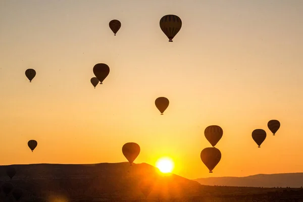 カッパドキア トルコの上空の熱気球の日の出ビュー — ストック写真