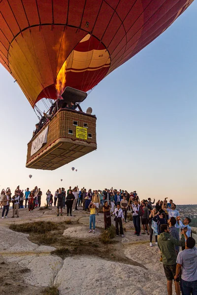 Goreme Türkei Juli 2019 Menschen Beobachten Tief Fliegenden Heißluftballon Über — Stockfoto
