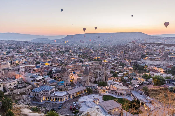 Vista Aerea Mattutina Delle Mongolfiere Sopra Villaggio Goreme Cappadocia Turchia — Foto Stock
