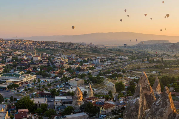 トルコのカッパドキアのゴレメ村の上の熱気球 — ストック写真