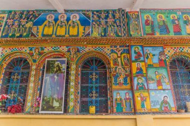 AXUM, ETHIOPIA - 19 Mart 2019: Etiyopya 'nın Axum kentindeki Enda Iyeesus (İsa) Kilisesi' nin renkli resimleri