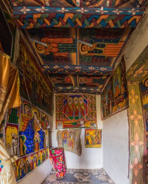 AXUM, ETHIOPIA - 19 Mart 2019: Etiyopya yakınlarındaki Abba Pantelewon Manastırı 'nda renkli tablolar