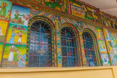 AXUM, ETHIOPIA - 19 Mart 2019: Etiyopya 'nın Axum kentindeki Enda Iyeesus (İsa) Kilisesi' nin renkli resimleri