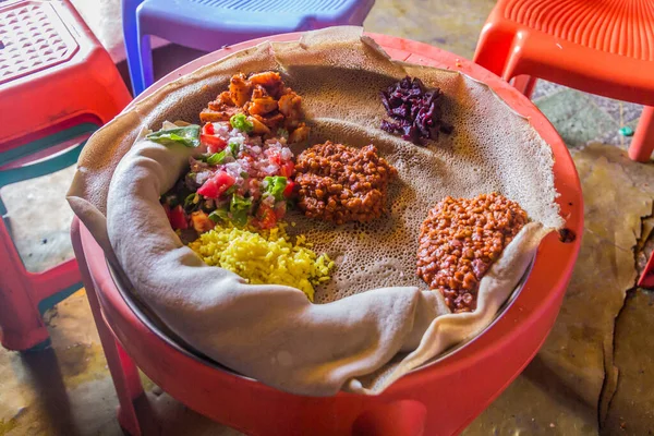 エチオピアの典型的な食事 ビヤナツ すべてのビットを意味します 野菜とシチューのミックス インジェラ フラットブレッド — ストック写真