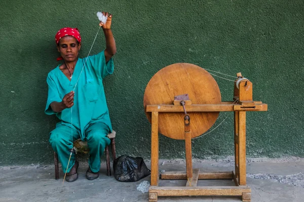 Wolleka Etiopien Mars 2019 Lokal Kvinnlig Spinntråd Med Spindel Ploughshare — Stockfoto
