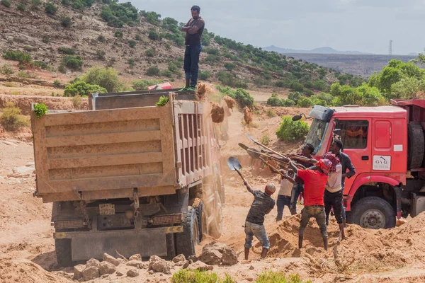 Wukro Ethiopia March 2019 Local People Loading Sand Truck Wukro — Stock Photo, Image