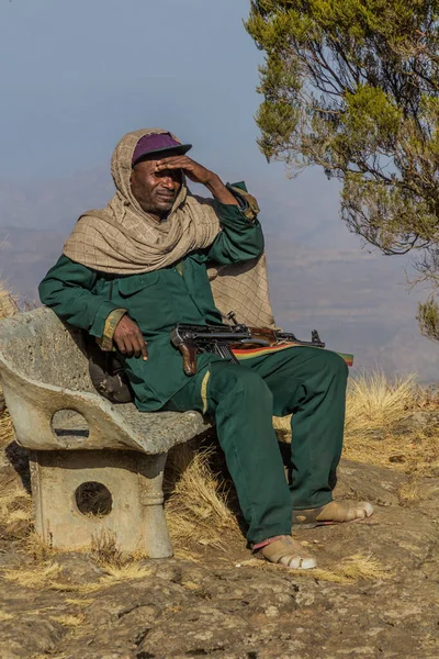 Simien Mountains Etiopia Marca 2019 Zbrojny Harcerz Strzegący Turystów Górach — Zdjęcie stockowe
