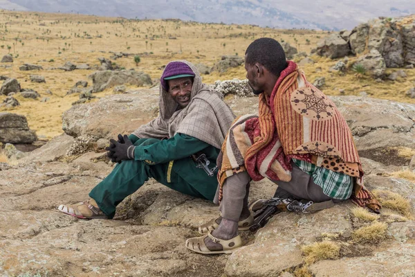 Simien Mountains Etiopia Marca 2019 Zbrojni Zwiadowcy Pilnujący Turystów Górach — Zdjęcie stockowe