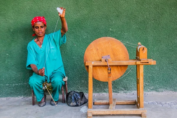 Wolleka Etiopien Mars 2019 Lokal Kvinnlig Spinntråd Med Spindel Ploughshare — Stockfoto