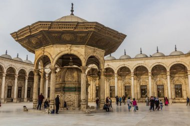 CAIRO, EGYPT - 29 HAZİRAN 2019: Kahire Kalesi 'ndeki Muhammed Ali Camii' nin avlusundaki abdest çeşmesi