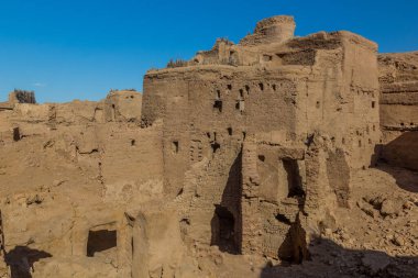 Dakhla vahasındaki Mut kasabasında yıkılmış çamur tuğlalı evler, Mısır