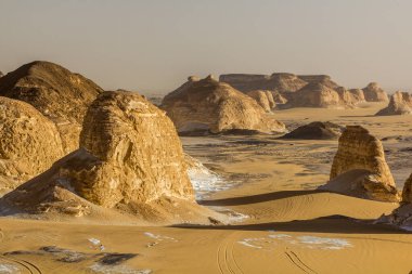 Beyaz Çöl 'deki El Aqabat (Agabat) vadisinde kaya oluşumları, Mısır