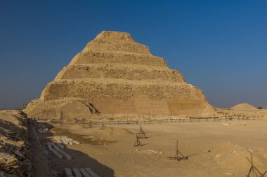 Mısır 'ın Saqqara şehrinde basamaklı Djoser Piramidi (Zoser)