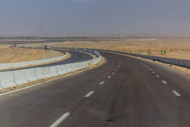 Farafra ile Bawiti arasındaki çöl otoyolu, Mısır