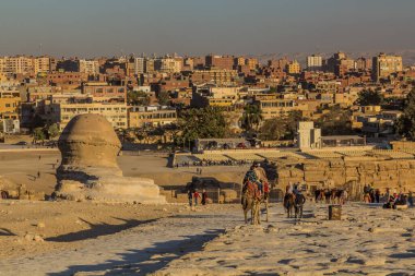 CAIRO, EGYPT - 28 HAZİRAN 2019: İnsanlar Sfenks, Mısır yakınlarındaki Giza piramitlerini terk ediyor