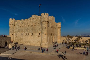 ALEXANDRIA, EGYPT - 2 Şubat 2019: İnsanlar İskenderiye, Mısır 'daki Kadife Körfezi Kalesini (Fort of Qaitbey) ziyaret ediyor