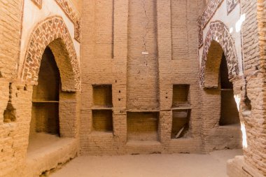 DAKHLA, EGYPT - FEBRUARY 8, 2019: Dakhla vahasındaki El Kasr köyünde eski toprak kalıntıları