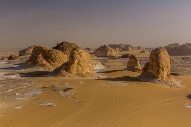 Beyaz Çöl 'deki El Aqabat (Agabat) vadisinde kaya oluşumları, Mısır