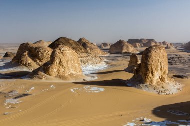 Beyaz Çöl 'deki El Aqabat (Agabat) vadisinde kaya oluşumları, Mısır