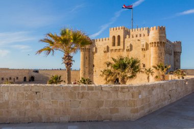 İnsanlar İskenderiye, Mısır 'daki Qaitbey Kalesi' ni (Qaitbey Kalesi) ziyaret ediyor