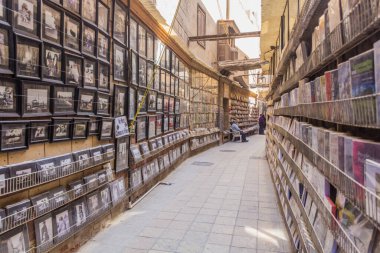 CAIRO, EGYPT - 28 HAZİRAN 2019: Kahire, Mısır 'ın Coptic bölümünde sokak kitapçısı