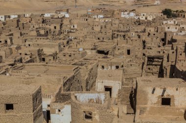 Dakhla vahasındaki Al Qasr köyünün havadan görünüşü, Mısır